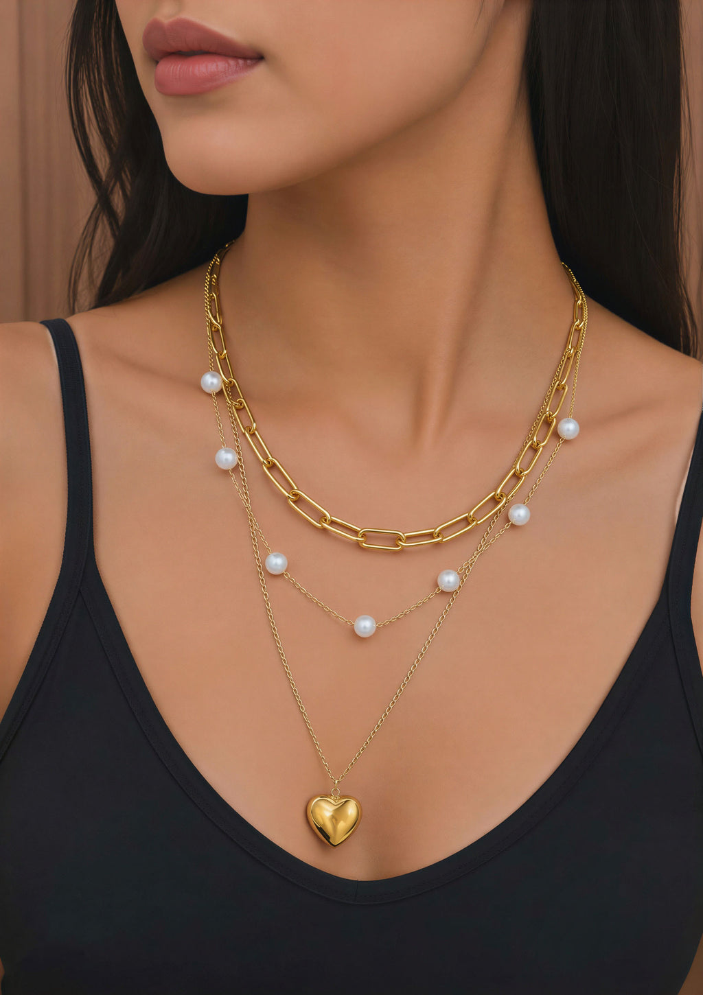 Heart-shaped necklace with gold pearls