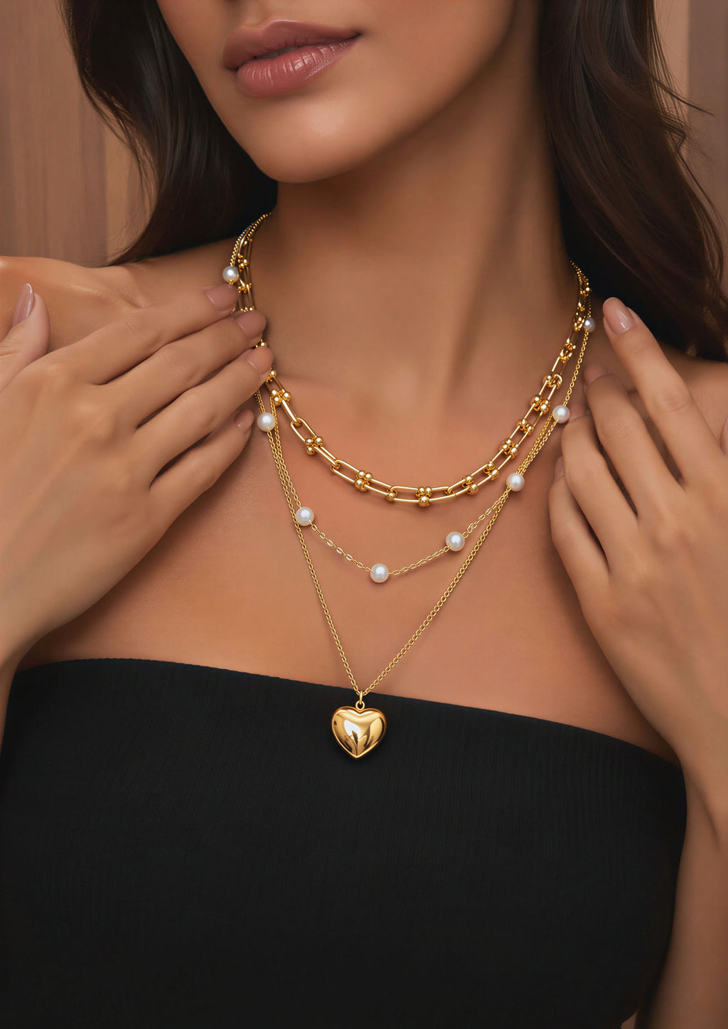Heart-shaped necklace with gold pearls